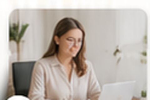 Femme active travaillant à son ordinateur